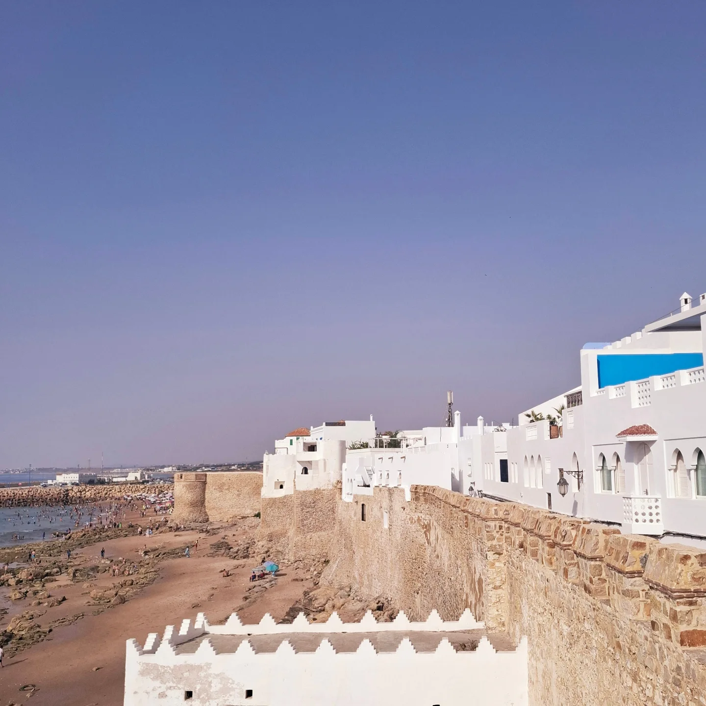 Remparts blanchis à la chaux d'Assilah sur la côte atlantique du Maroc