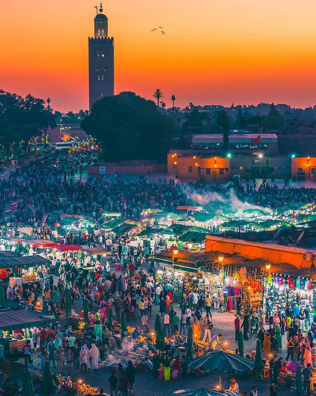 Place Jemaa el-Fna au crépuscule, Marrakech — circuit impérial 14 jours au Maroc