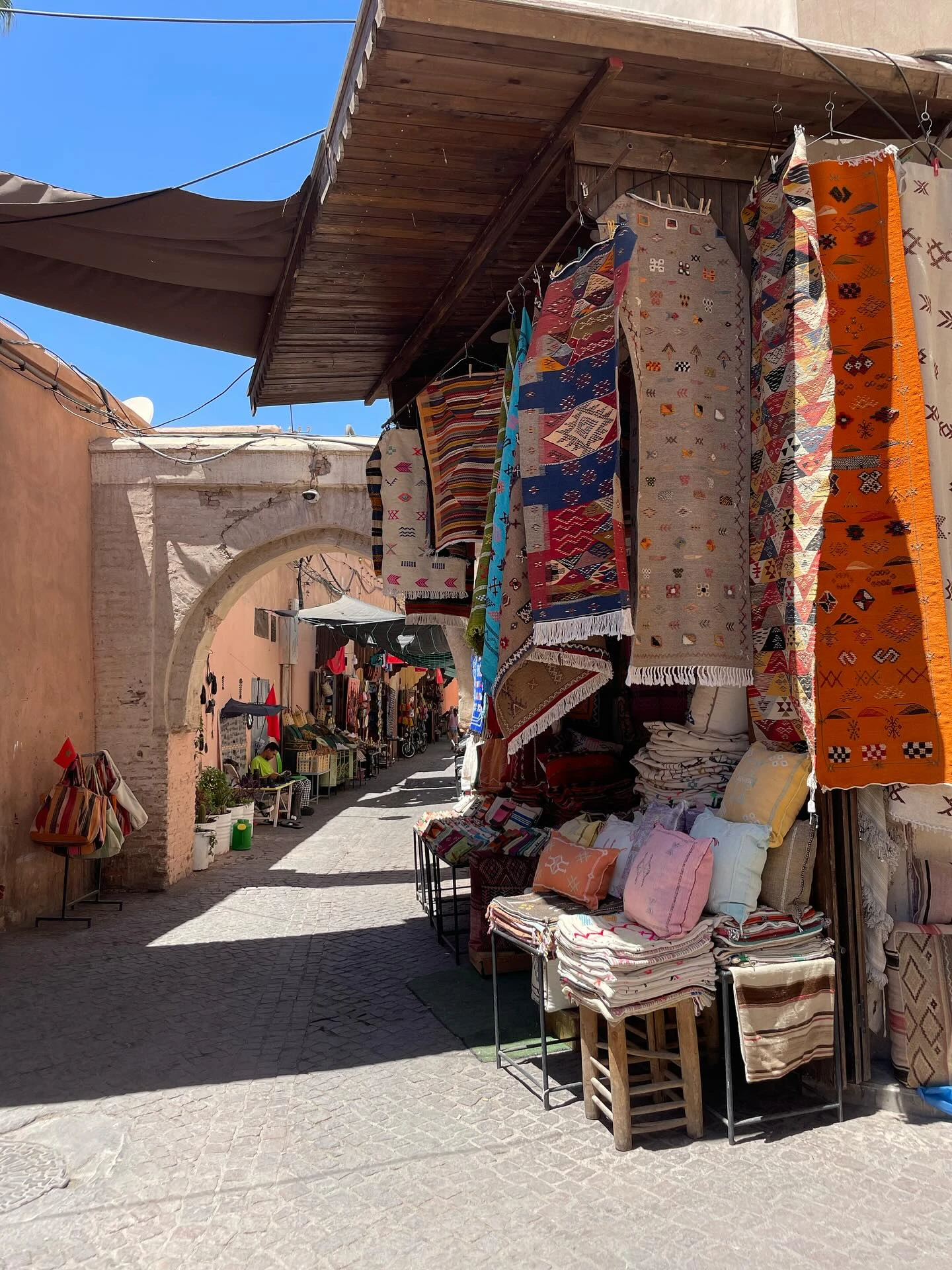 Puestos tradicionales del zoco marroquí en la medina de Marrakech durante un tour a pie