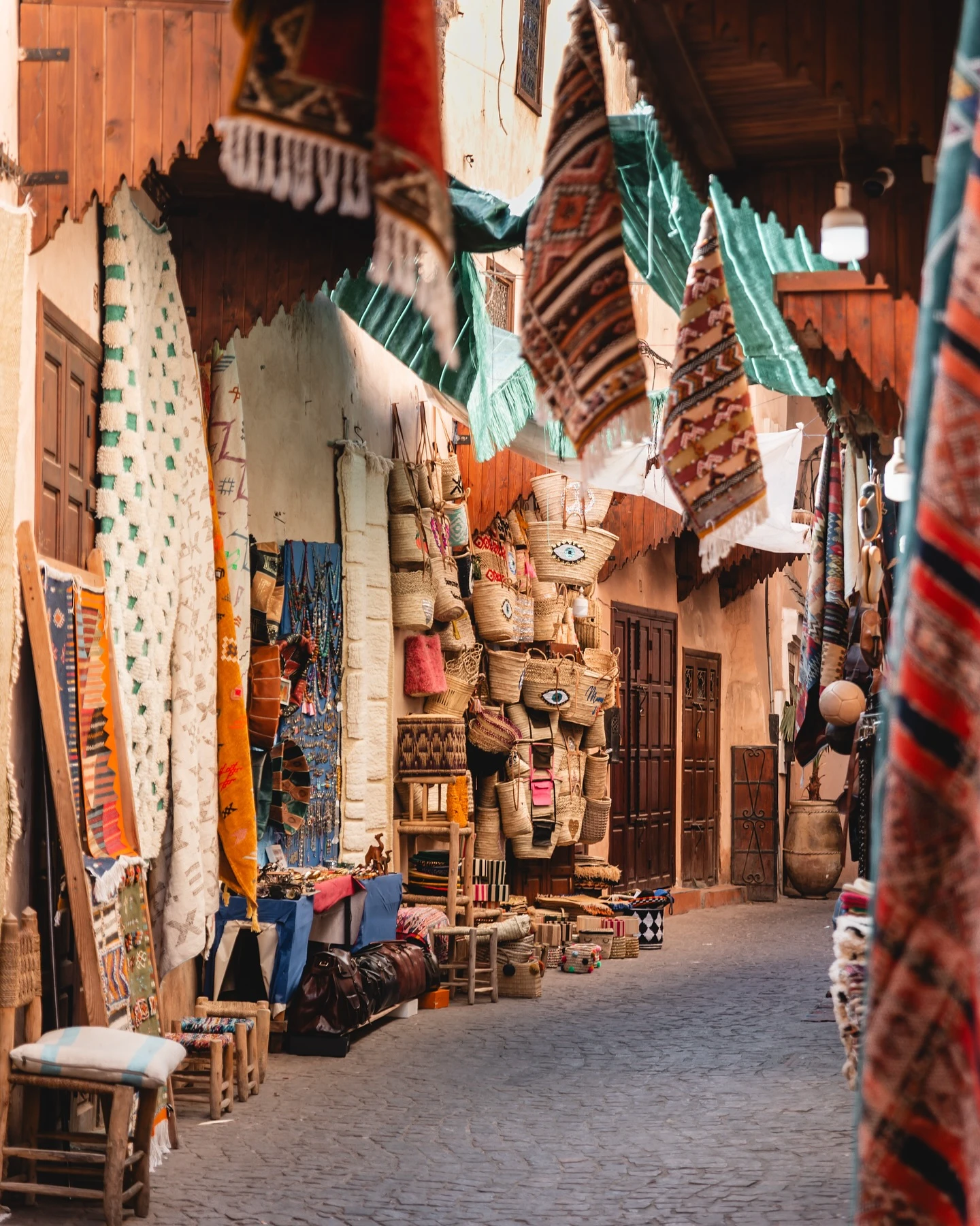 Artesano del zoco de Marrakech trabajando en un taller tradicional durante un tour a pie por la medina