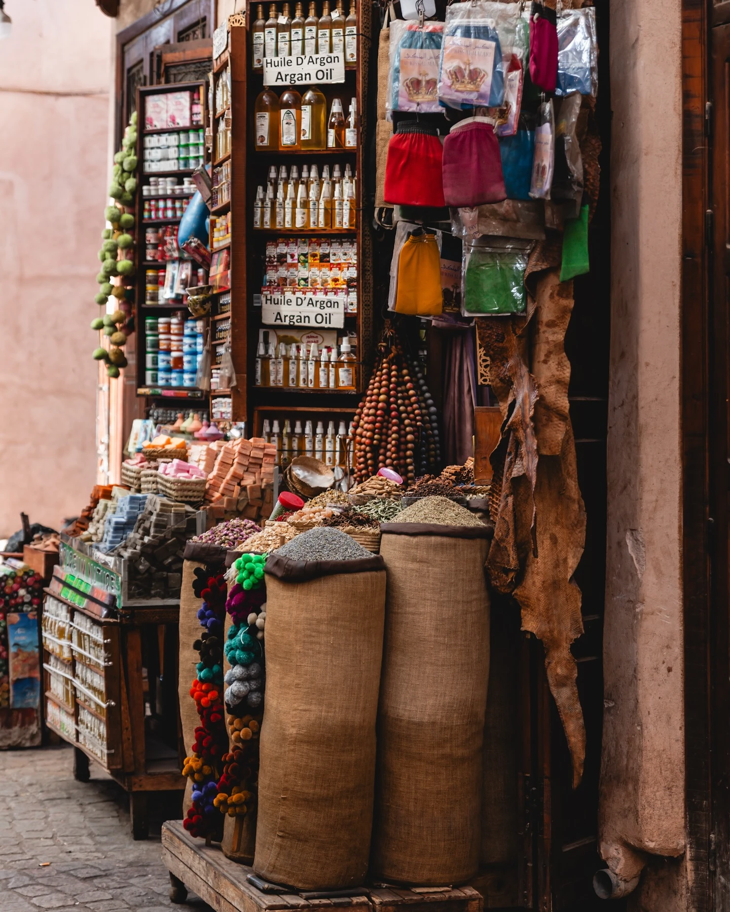 Textiles y artesanías marroquíes de colores en los puestos del zoco de Marrakech durante un tour a pie