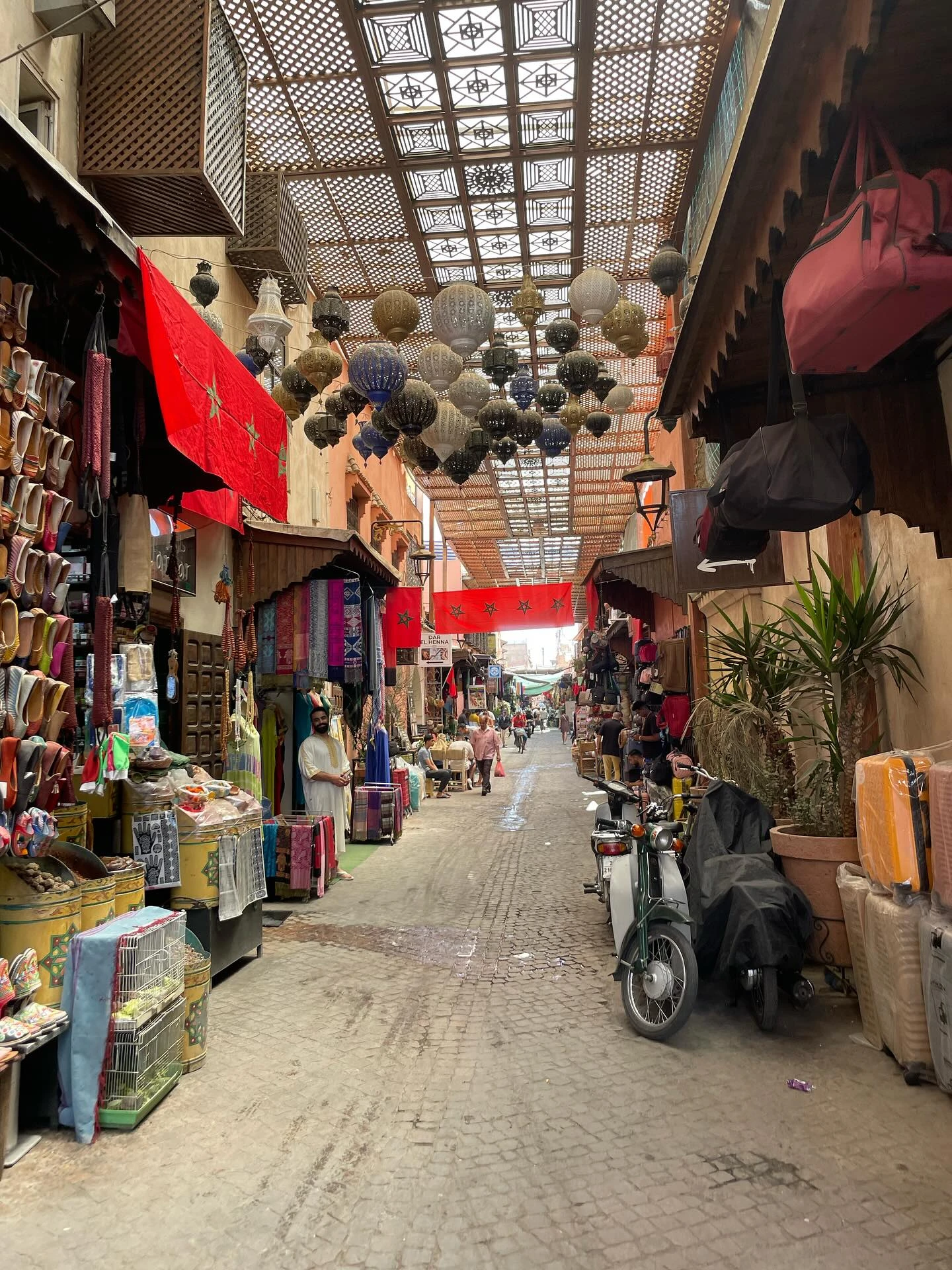 Especias y productos del mercado marroquí expuestos durante un tour a pie por el zoco de Marrakech