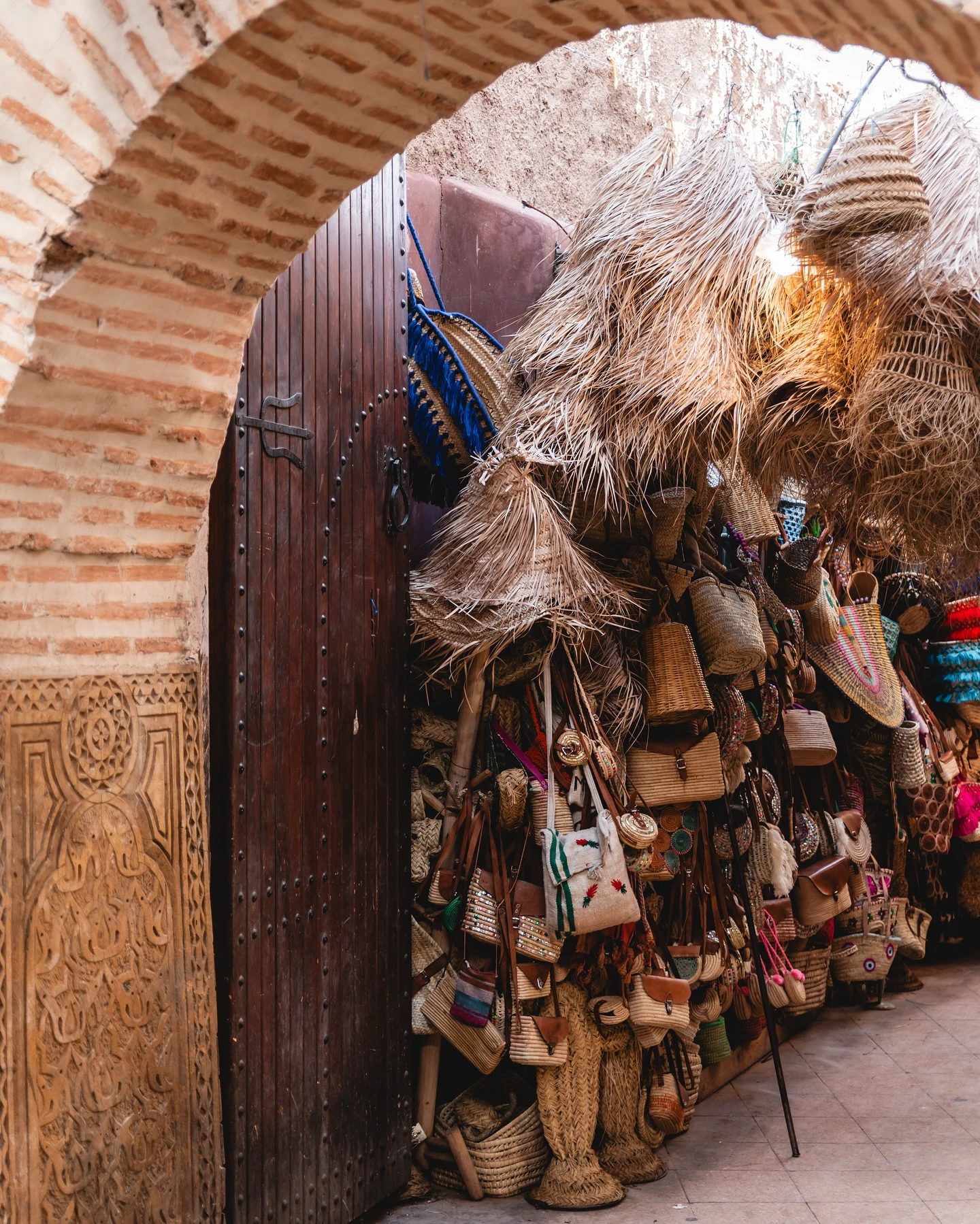 Vida local en la medina de Marrakech y escena de panadería tradicional durante un tour a pie por el zoco