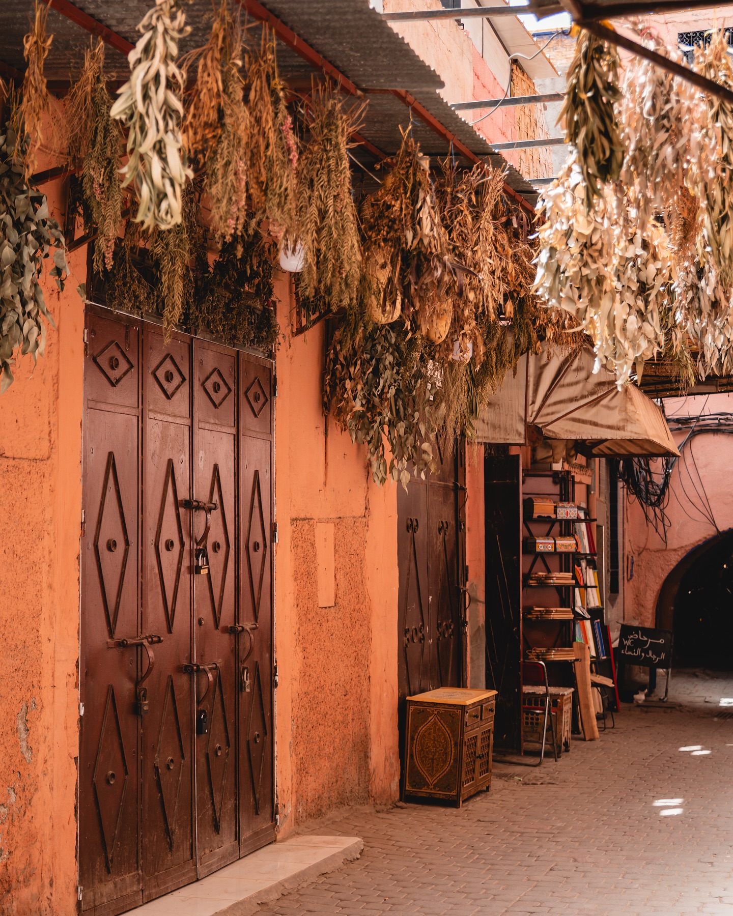Ruelles et architecture ocre de la médina de Marrakech