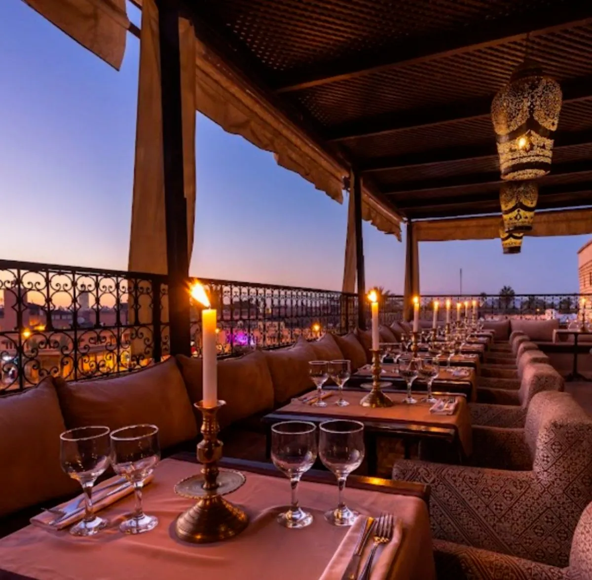 Restaurant traditionnel Marrakech spécialisé en Tanjia avec ambiance authentique