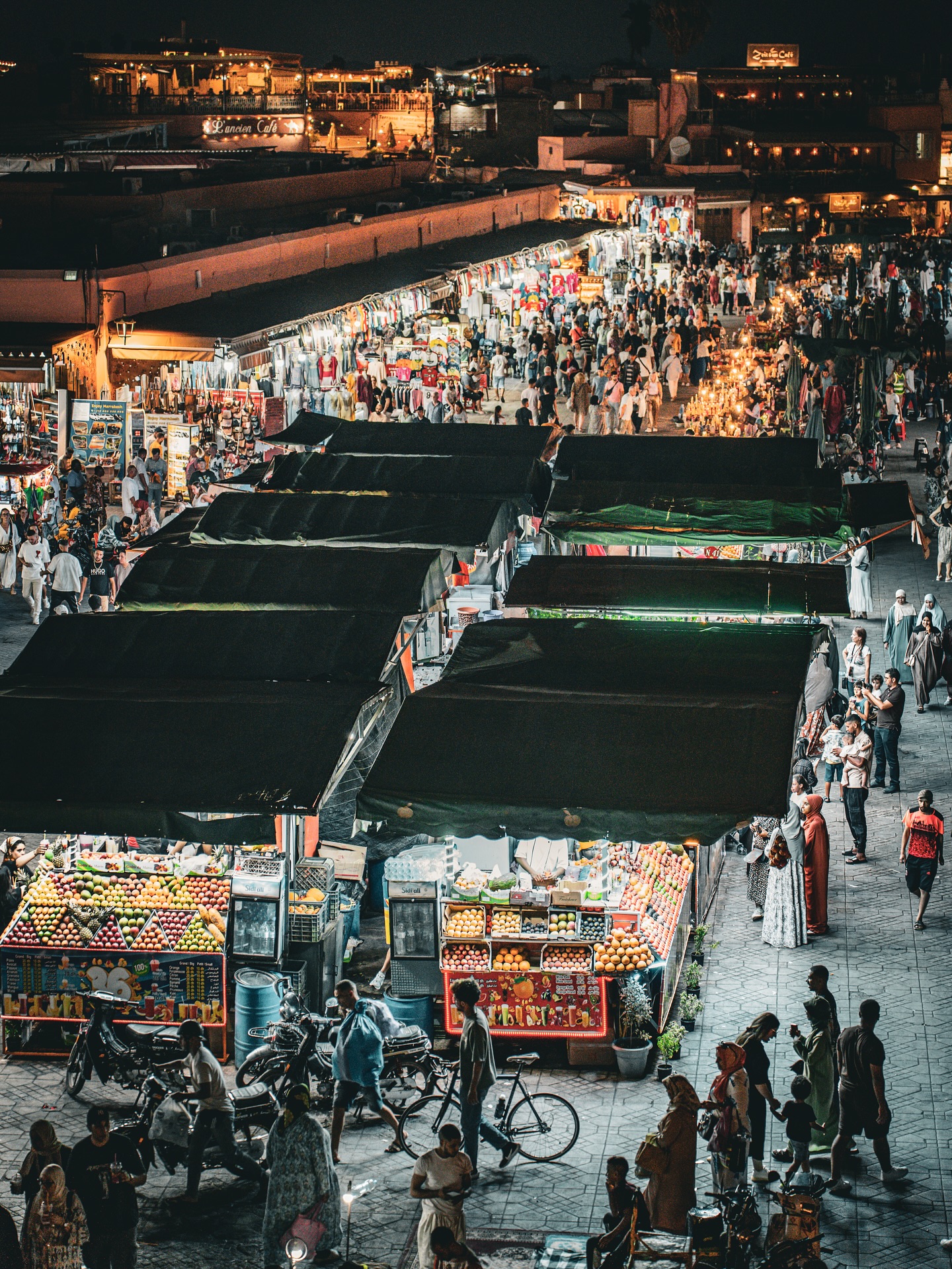 Visitantes recorriendo la plaza Jemaa el-Fna de Marrakech al atardecer