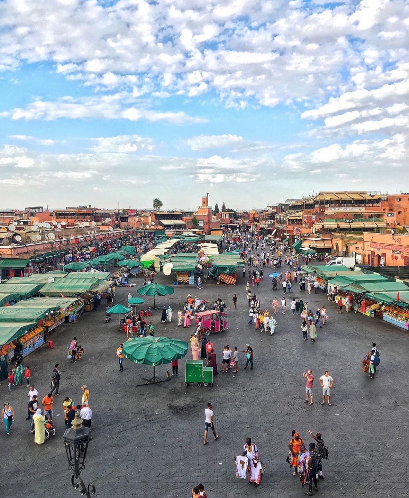 La place Jemaa el-Fna à Marrakech — haut lieu des arnaques touristiques au Maroc