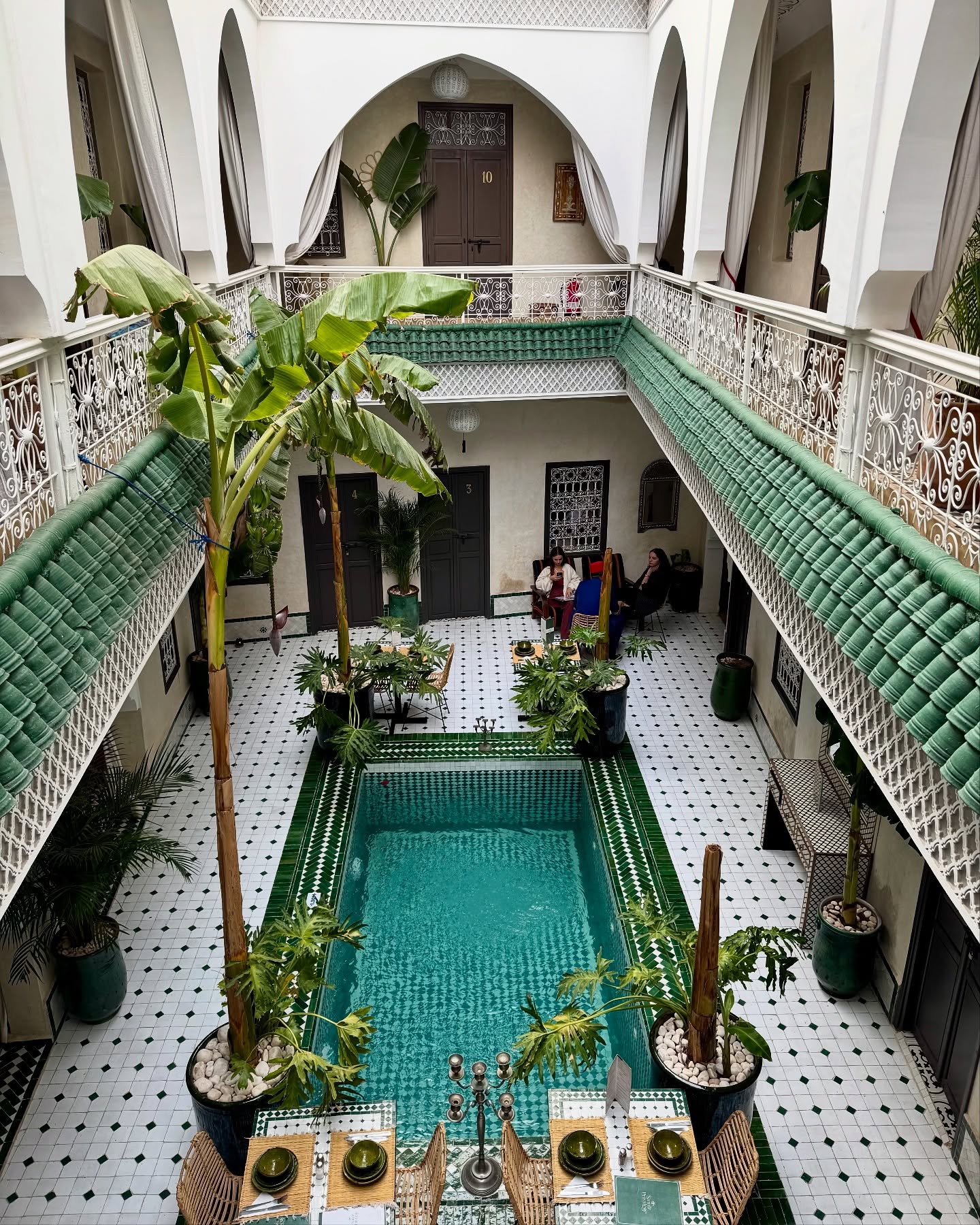 Mujeres disfrutando del patio de un riad marroquí tradicional