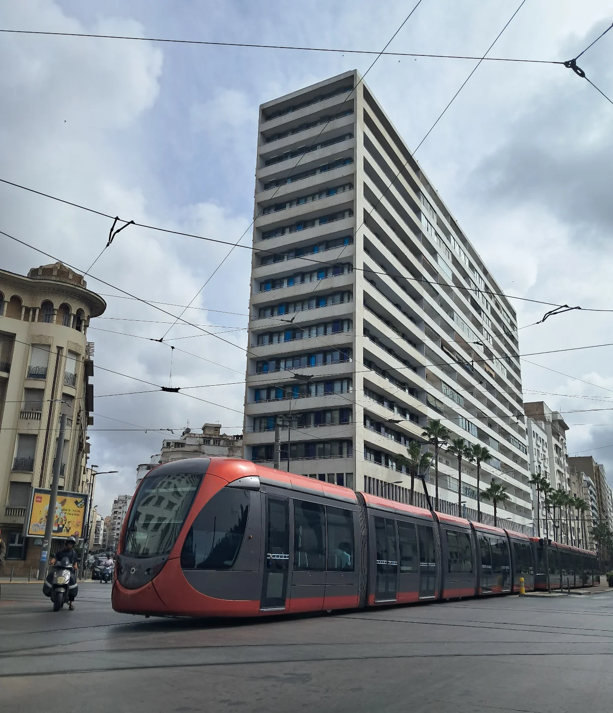 Panorama urbano de Marruecos: infraestructuras modernas junto a una medina antigua