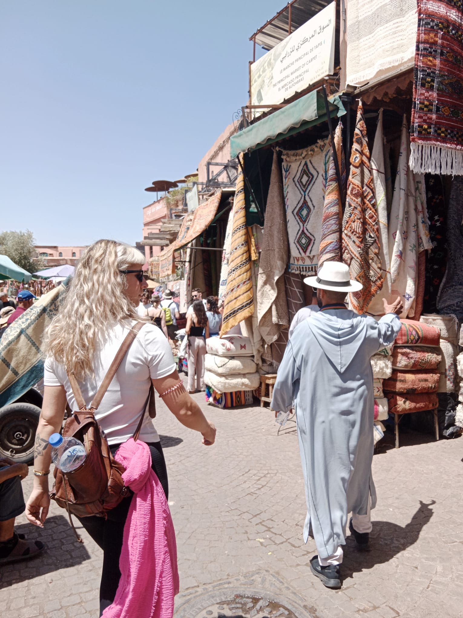 Mujer caminando por una hermosa medina marroquí