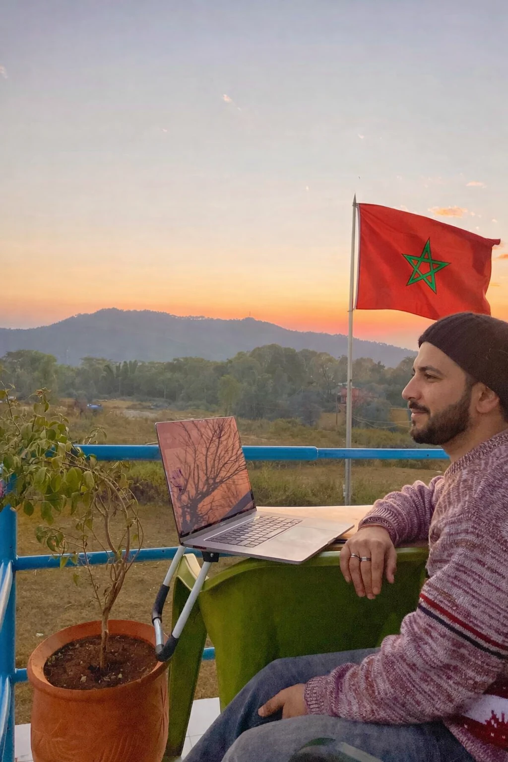 Télétravail au Maroc — nomade numérique à son ordinateur