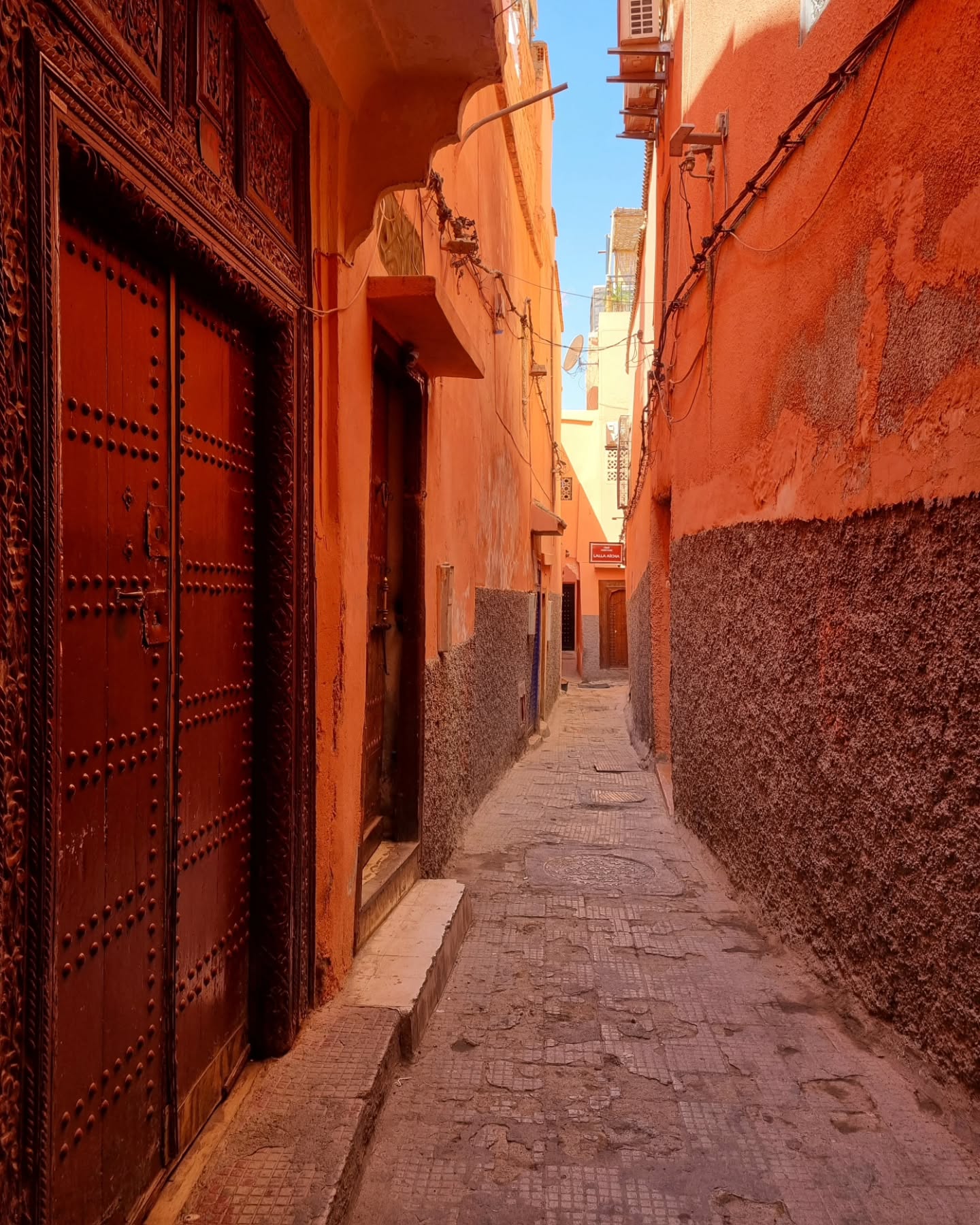Rue de la médina marocaine — voyager en conscience au Maroc