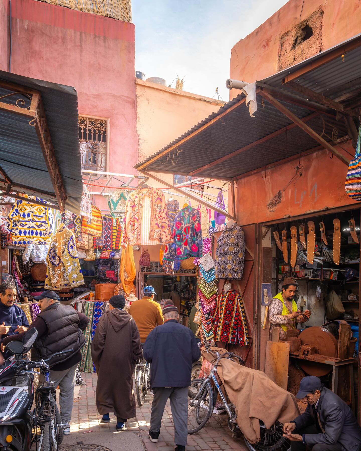 Rues du souk de la médina de Marrakech — conseils pour éviter les arnaques