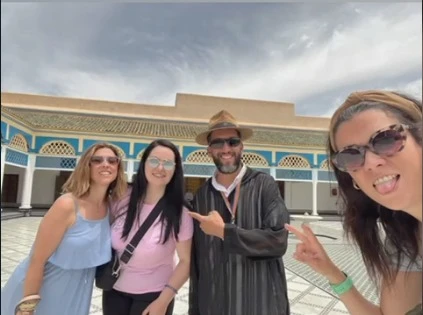 Viajeras explorando un zoco marroquí con un guía acreditado