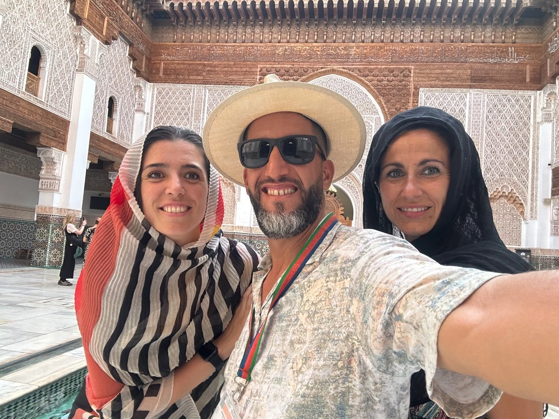Grupo de mujeres pasándolo en grande en los callejones de la medina de Marrakech