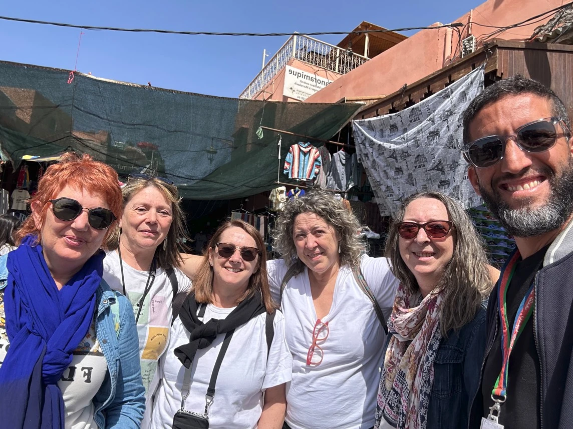 Turistas mujeres disfrutando de una visita guiada por la medina de Marrakech