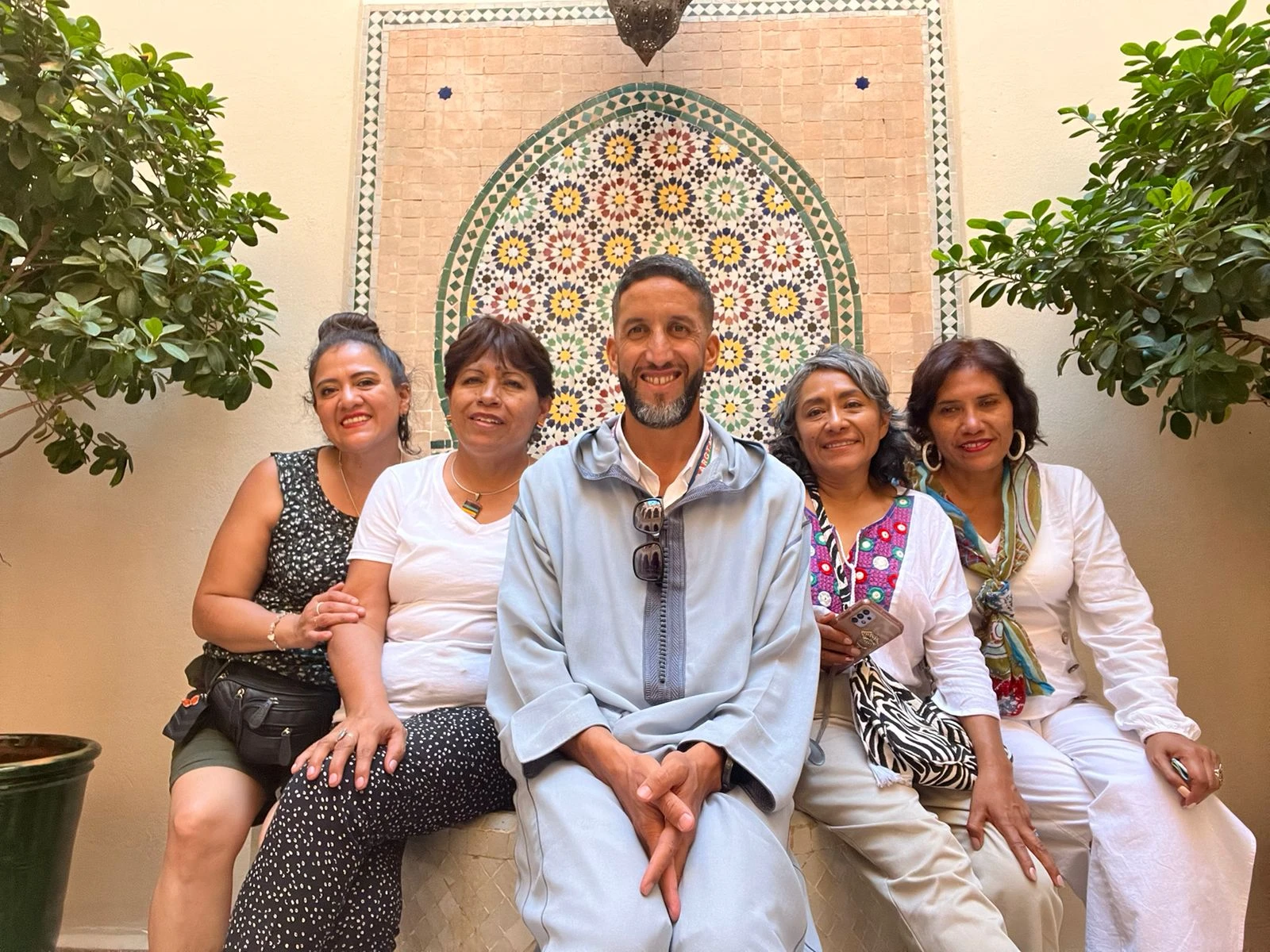 Grupo de mujeres en ruta guiada por Marrakech con el guía certificado Mouhssine