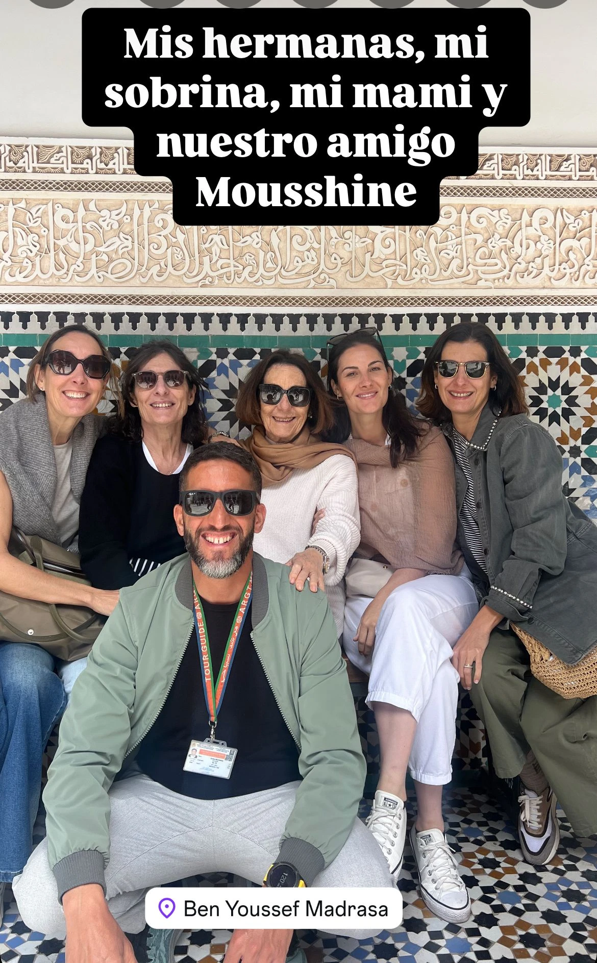 Turistas mujeres en un riad marroquí tradicional junto a su guía