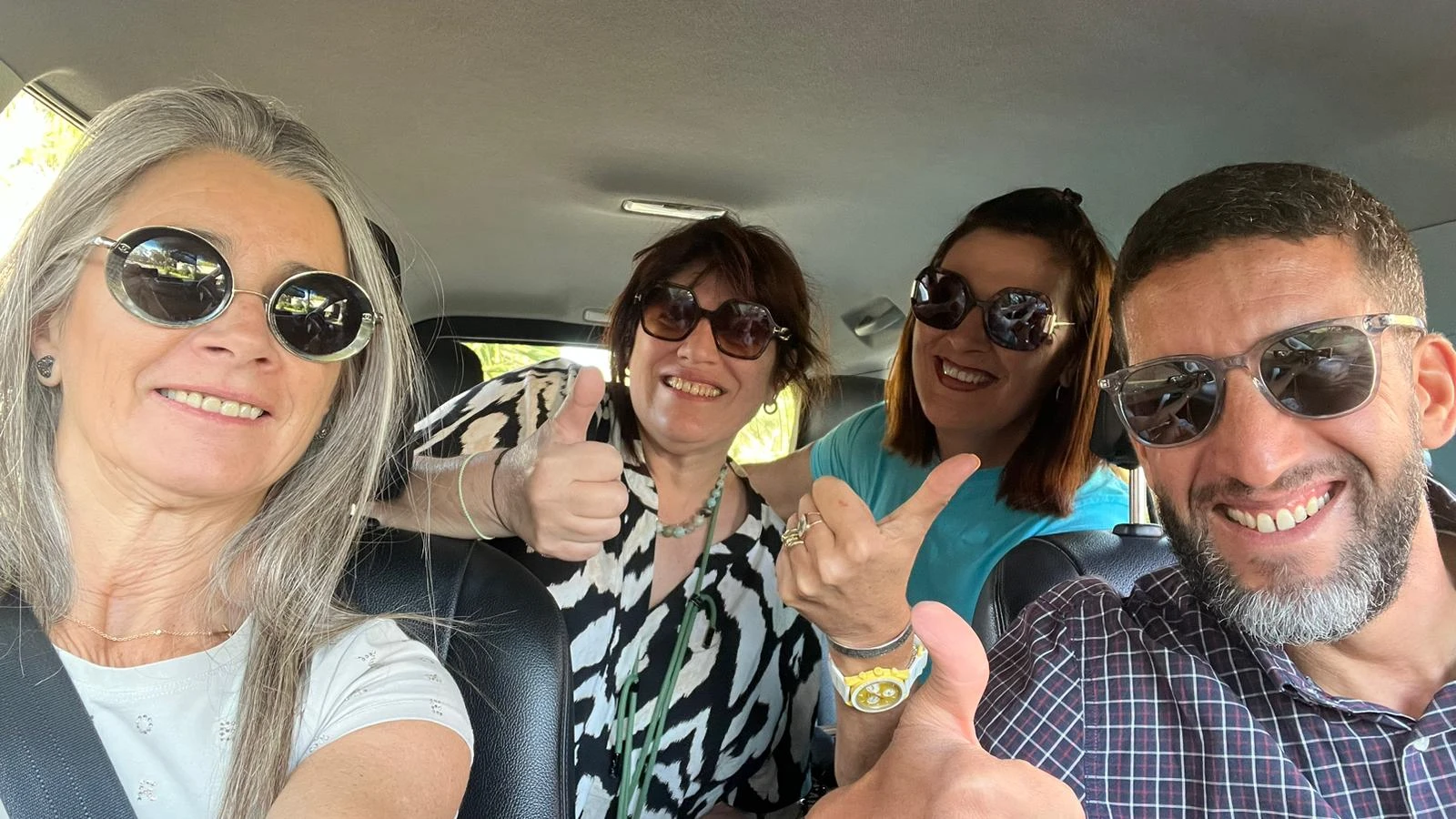 Grupo de mujeres viviendo una experiencia mágica y guiada en Marrakech