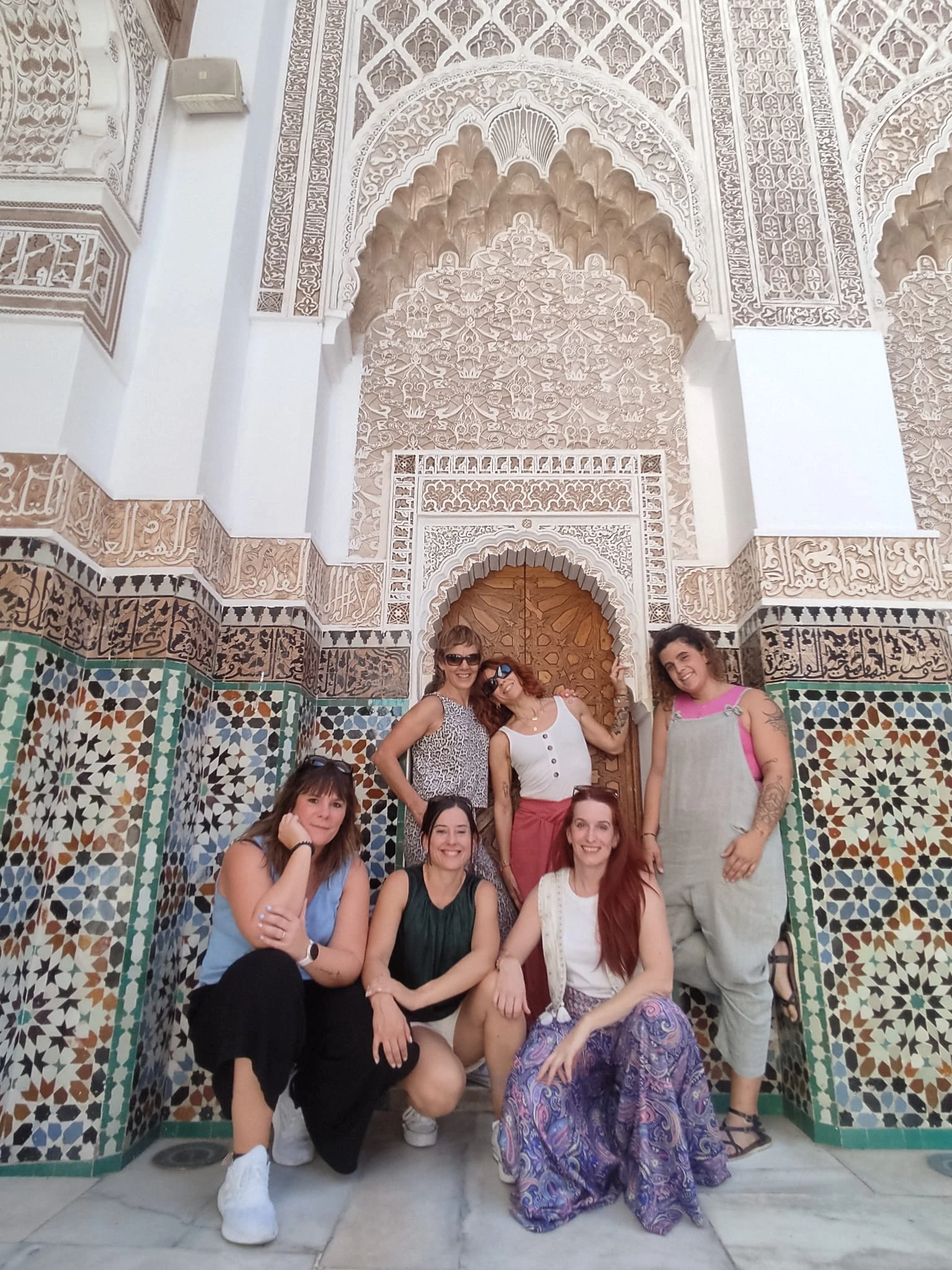 Viajeras en la medina de Marrakech acompañadas de un guía marroquí certificado