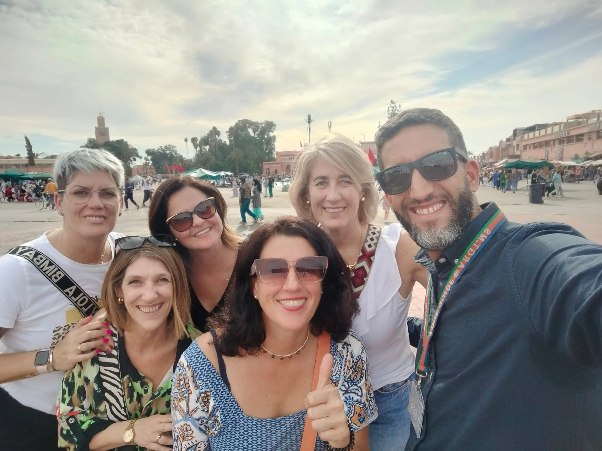 Mujeres que viajan solas conociendo la cultura marroquí con un guía