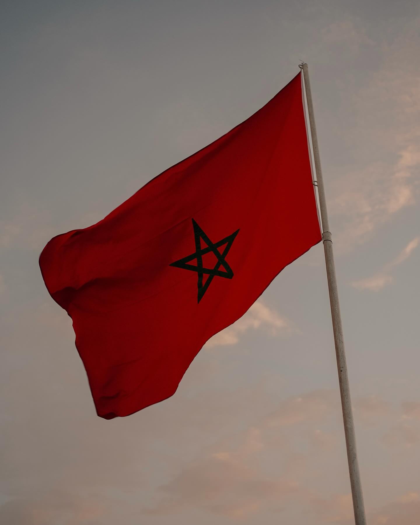 Le drapeau marocain, rouge avec une étoile verte à cinq branches en son centre