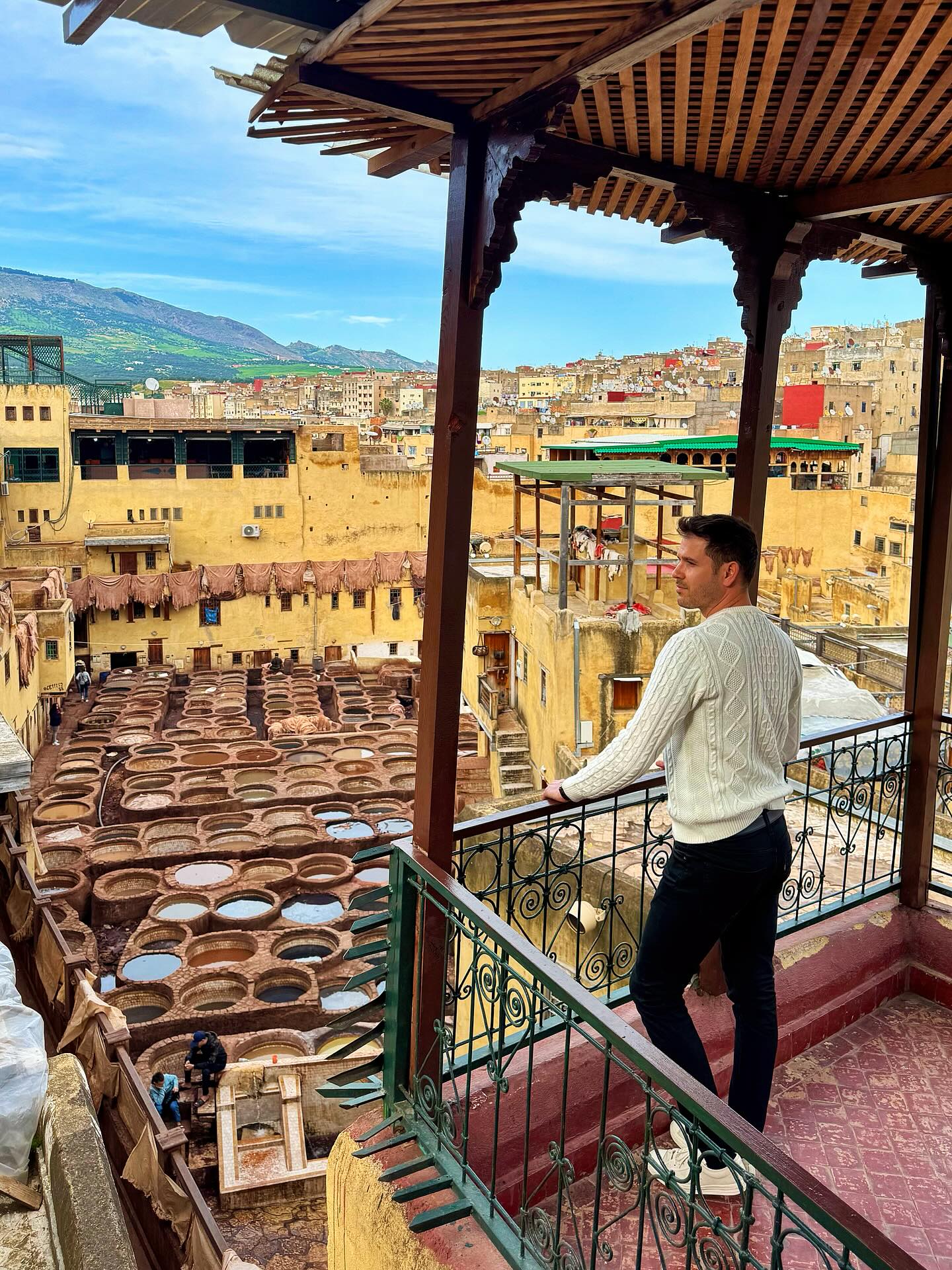 Tanneries traditionnelles marocaines vues d’en haut avec des cuves de teinture multicolores