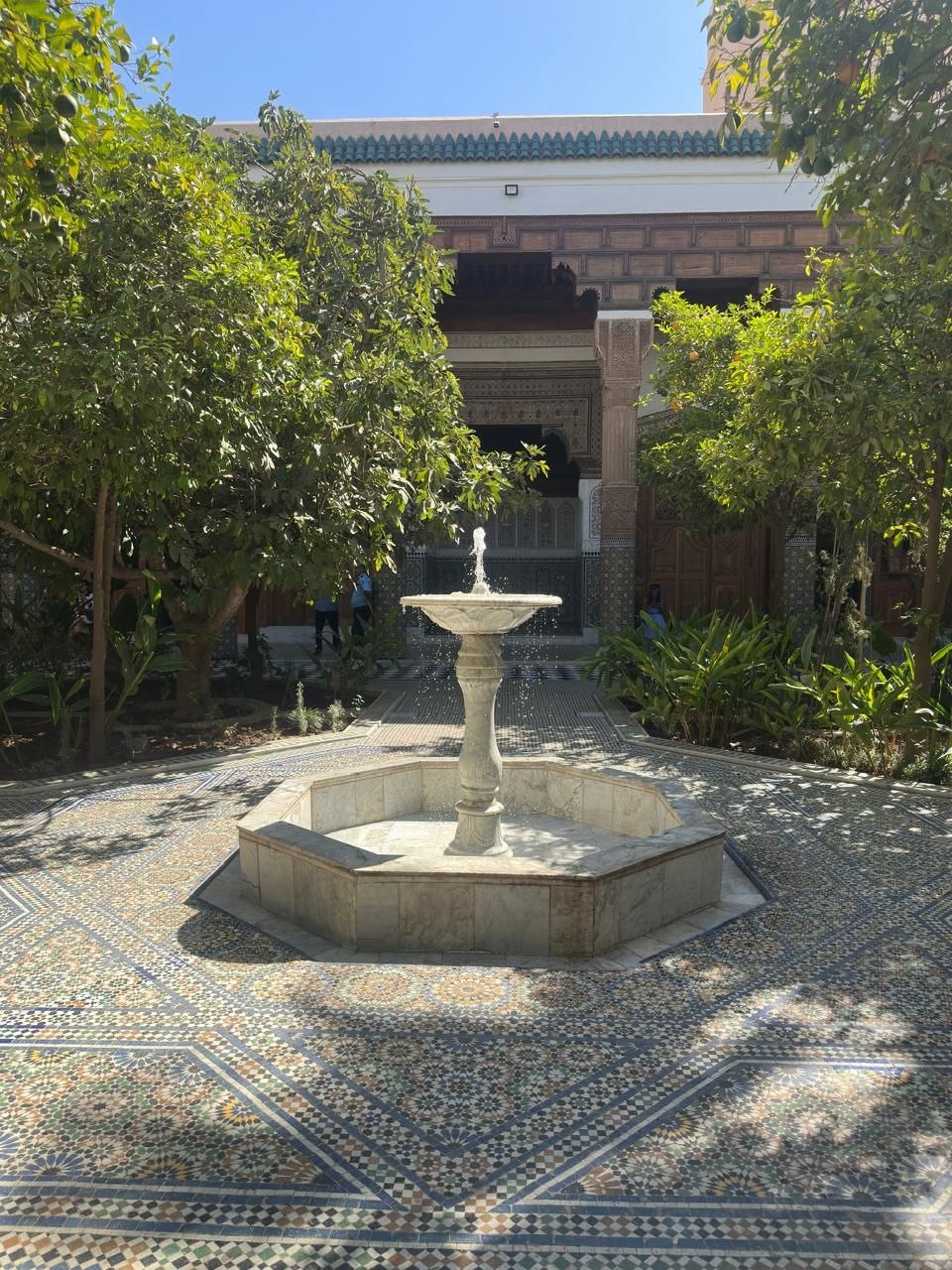 Détail de stucs et d'arcs sculptés à l'intérieur de Dar El Bacha Marrakech