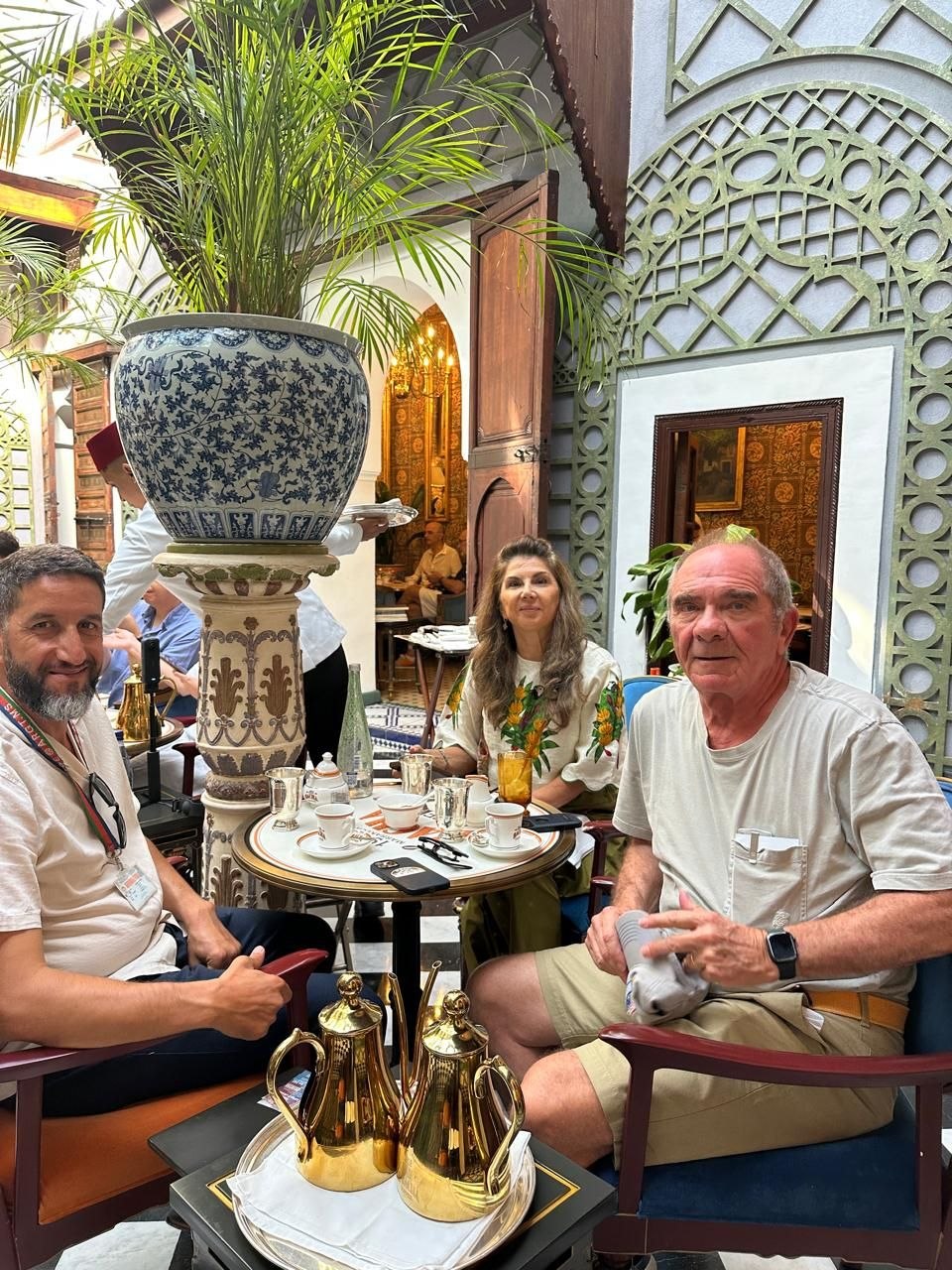 Guide agréé Mouhssine avec des touristes à l'intérieur de Dar El Bacha Marrakech
