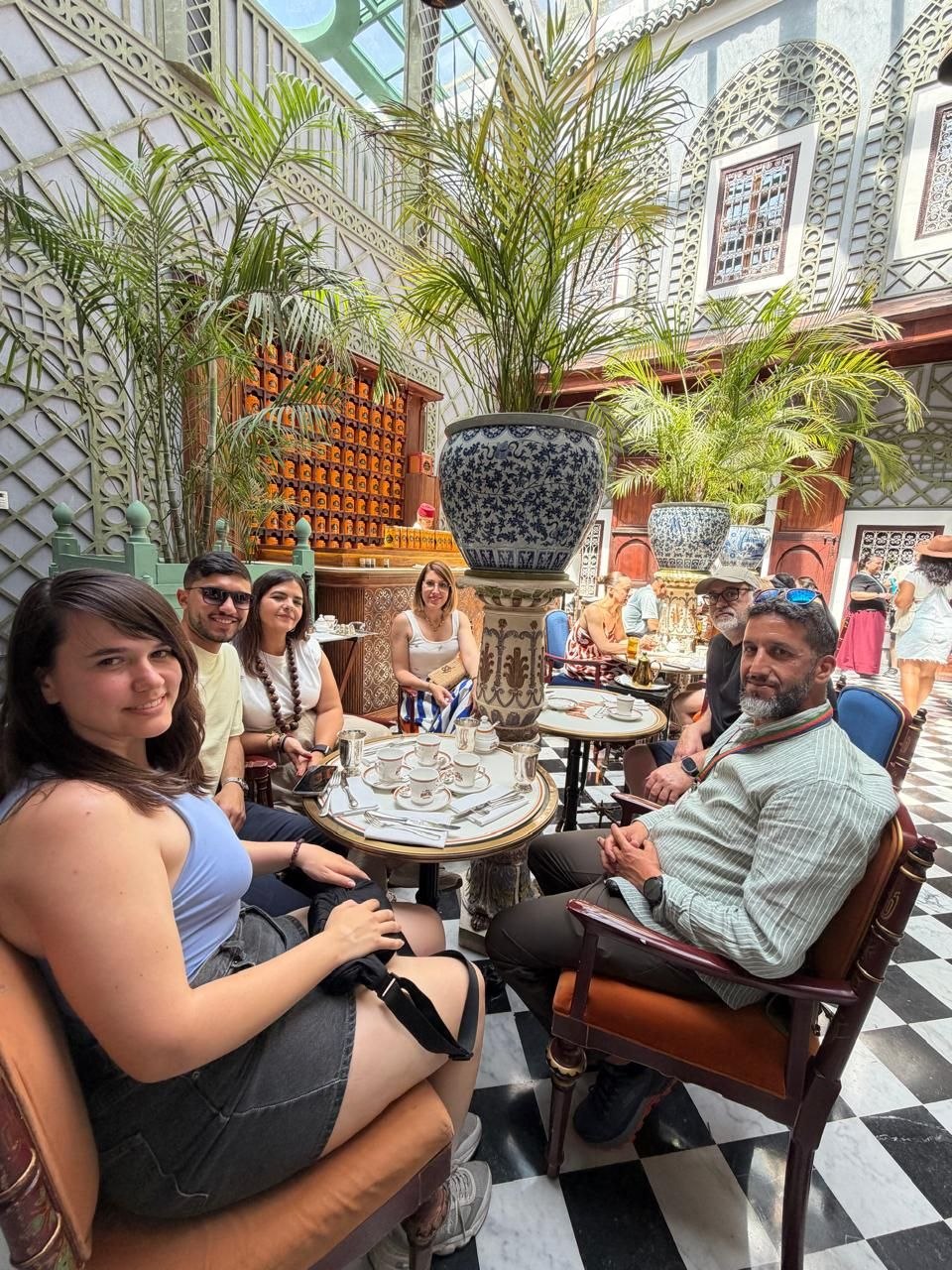 Mouhssine ELIOUJ guidant des visiteurs au Café Bacha Marrakech
