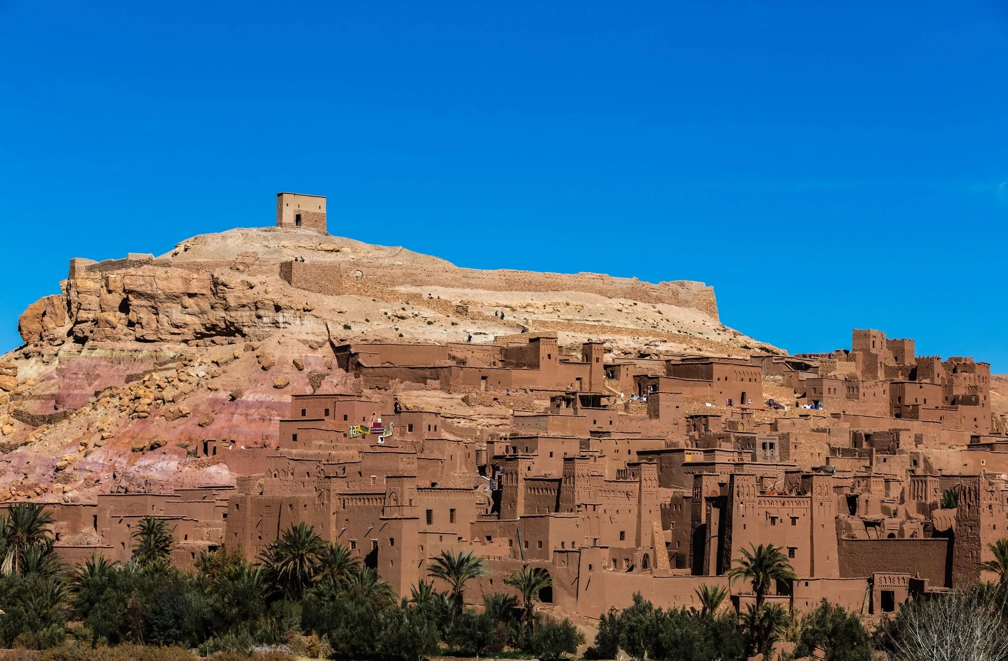 Kasbah fortifiée en pisé d'Aït Ben Haddou au-dessus de la rivière, vue depuis la route en fin d'après-midi
