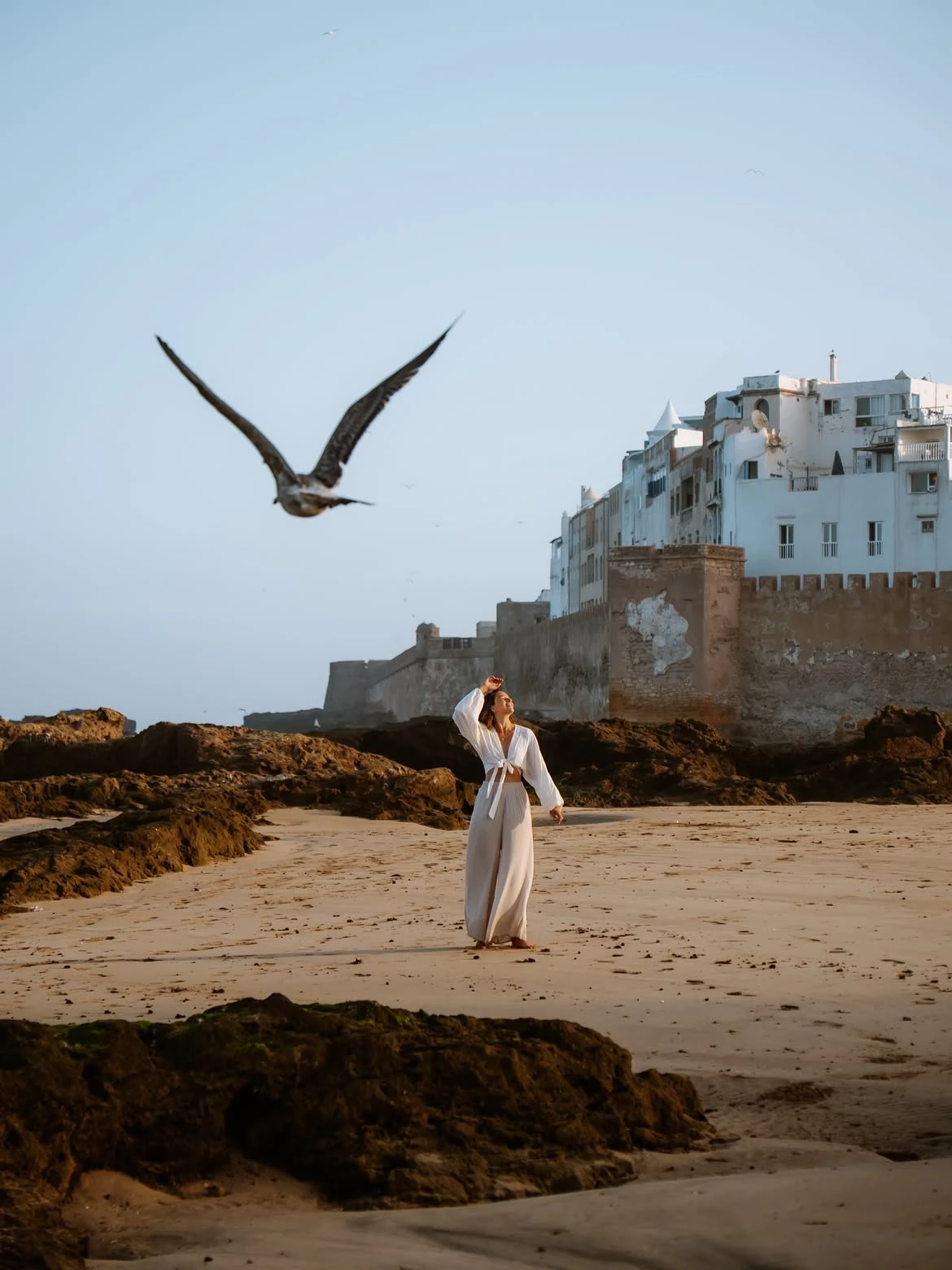 Remparts de pierre d'Essaouira au coucher du soleil, une étape côtière appréciée des couples au Maroc