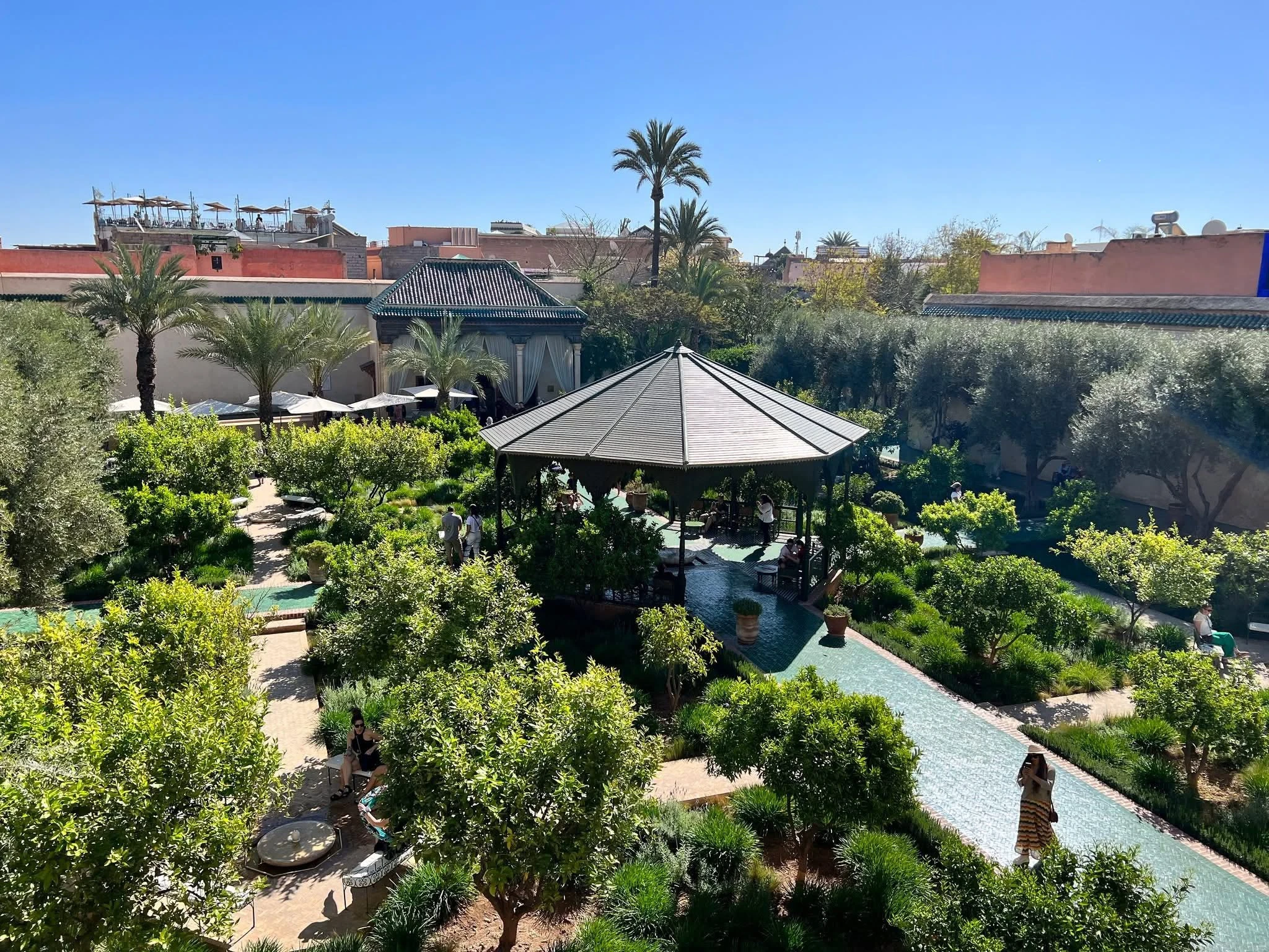 Cour tranquille avec palmiers et rigoles géométriques au Jardin Secret de Marrakech