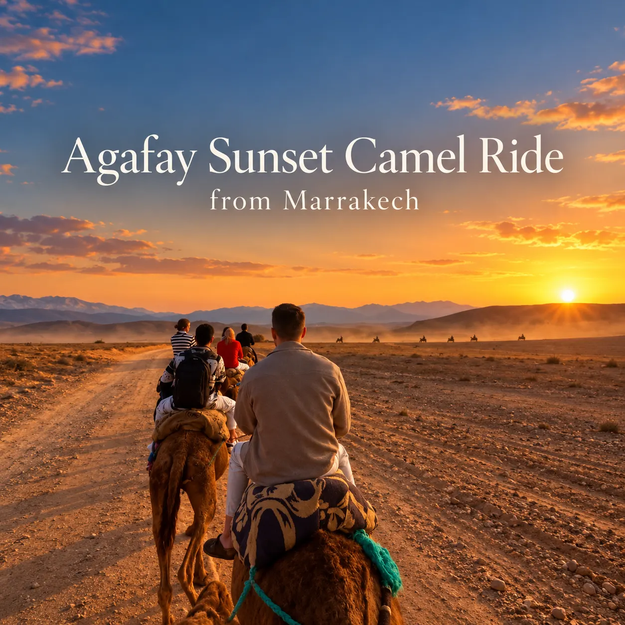 Caravana de dromedarios cruzando la meseta pedregosa de Agafay cerca de Marrakech al final de la tarde